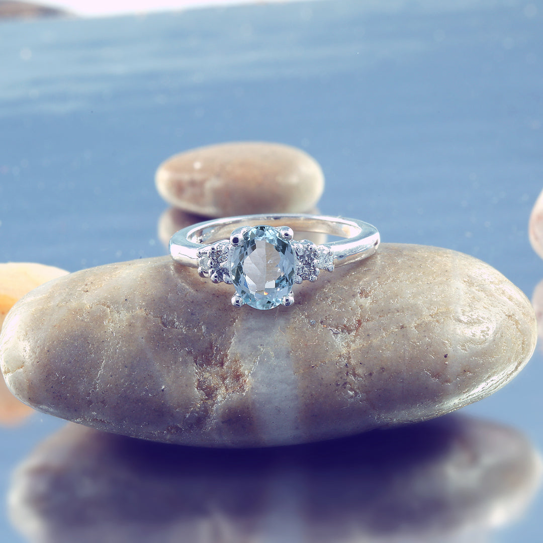 Anillo de compromiso con aguamarina y diamantes. Anillo oro blanco con piedras naturales.
