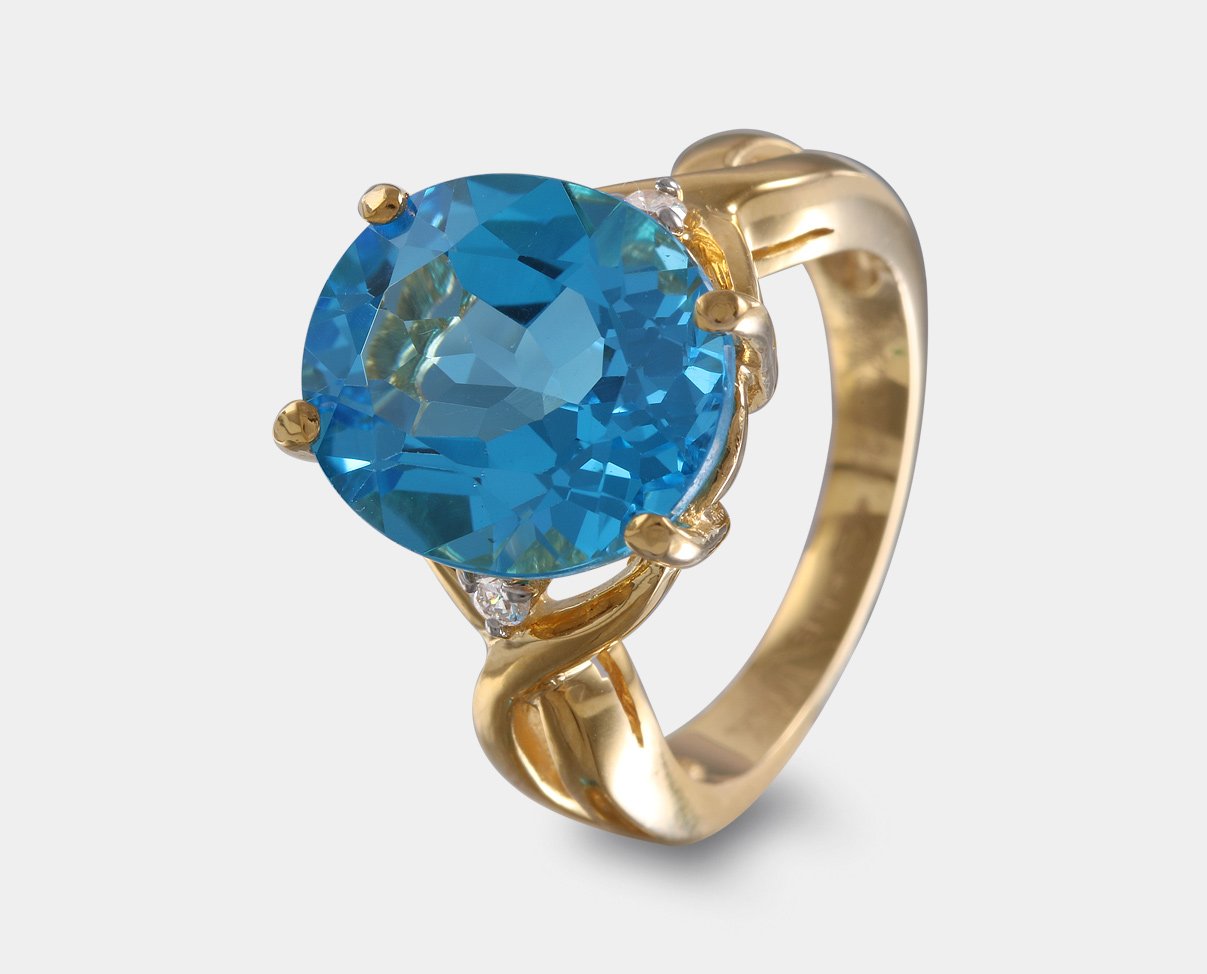anillo con topacio azul y diamantes en oro amarillo 14k