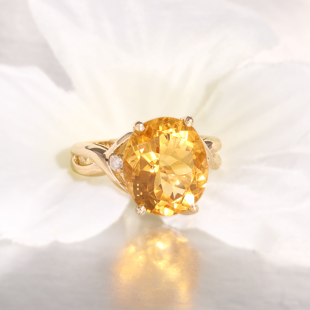 Anillo con citrina y diamantes laterales