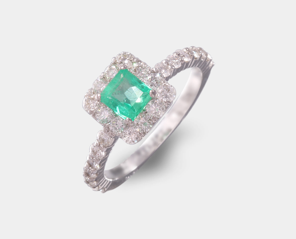 anillo de compromiso oro blanco con esmeralda y diamantes