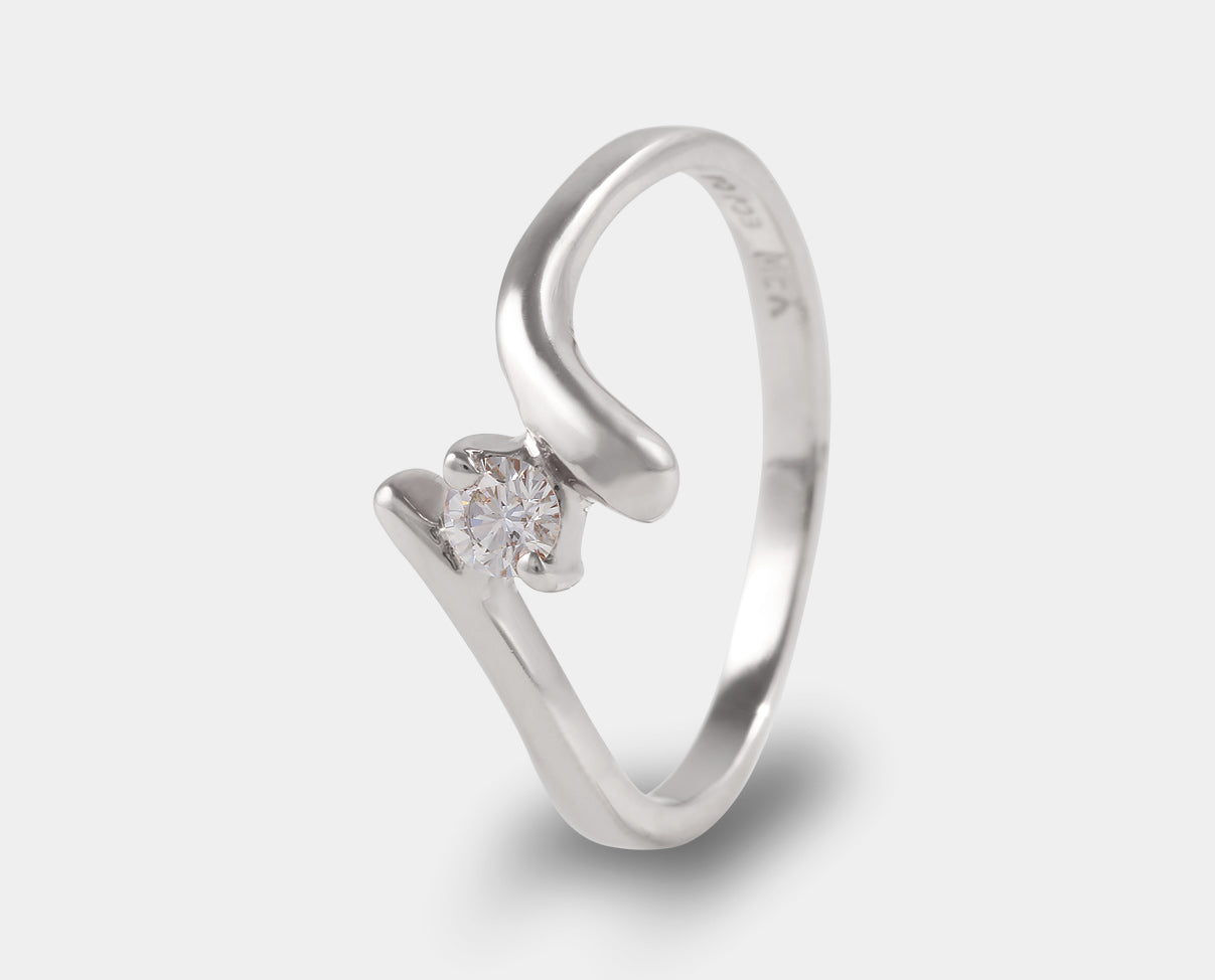 Anillo de compromiso oro blanco con diamante. anillo solitario oro blanco. anillo de promesa.