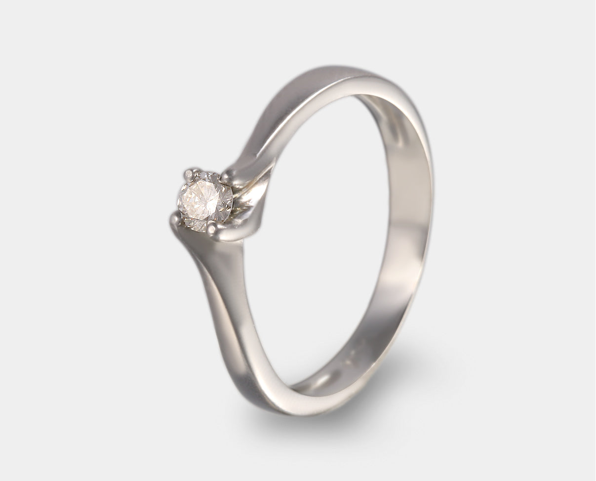  anillo de compromiso oro blanco con diamante. anillo solitario con diamante.