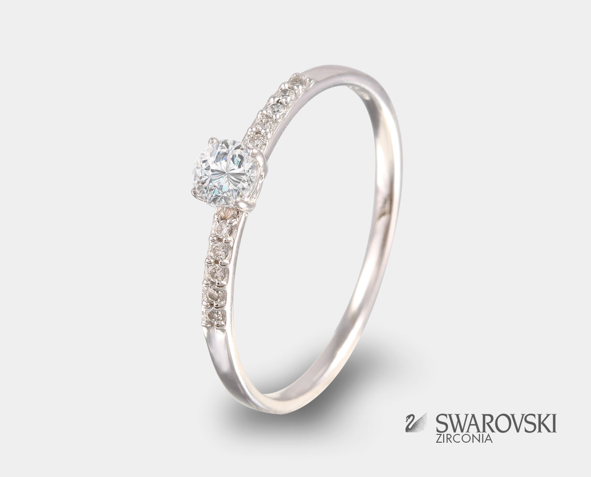 anillo de compromiso oro blanco zirconias laterales, anillo zirconia swarovski, anillo de promesa circonia.