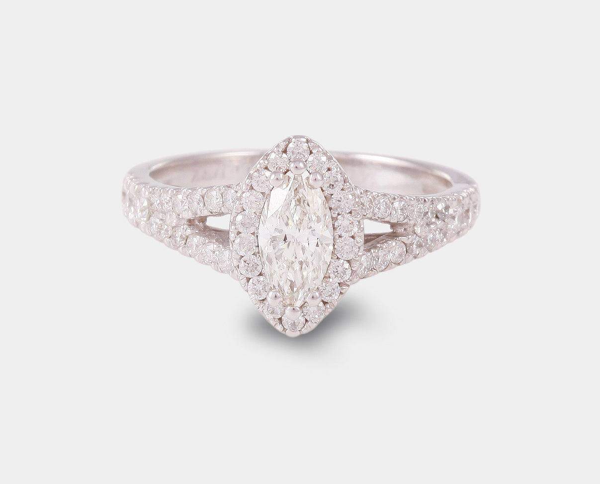 anillo de compromiso con diamante central corte marquise y diamantes laterales.