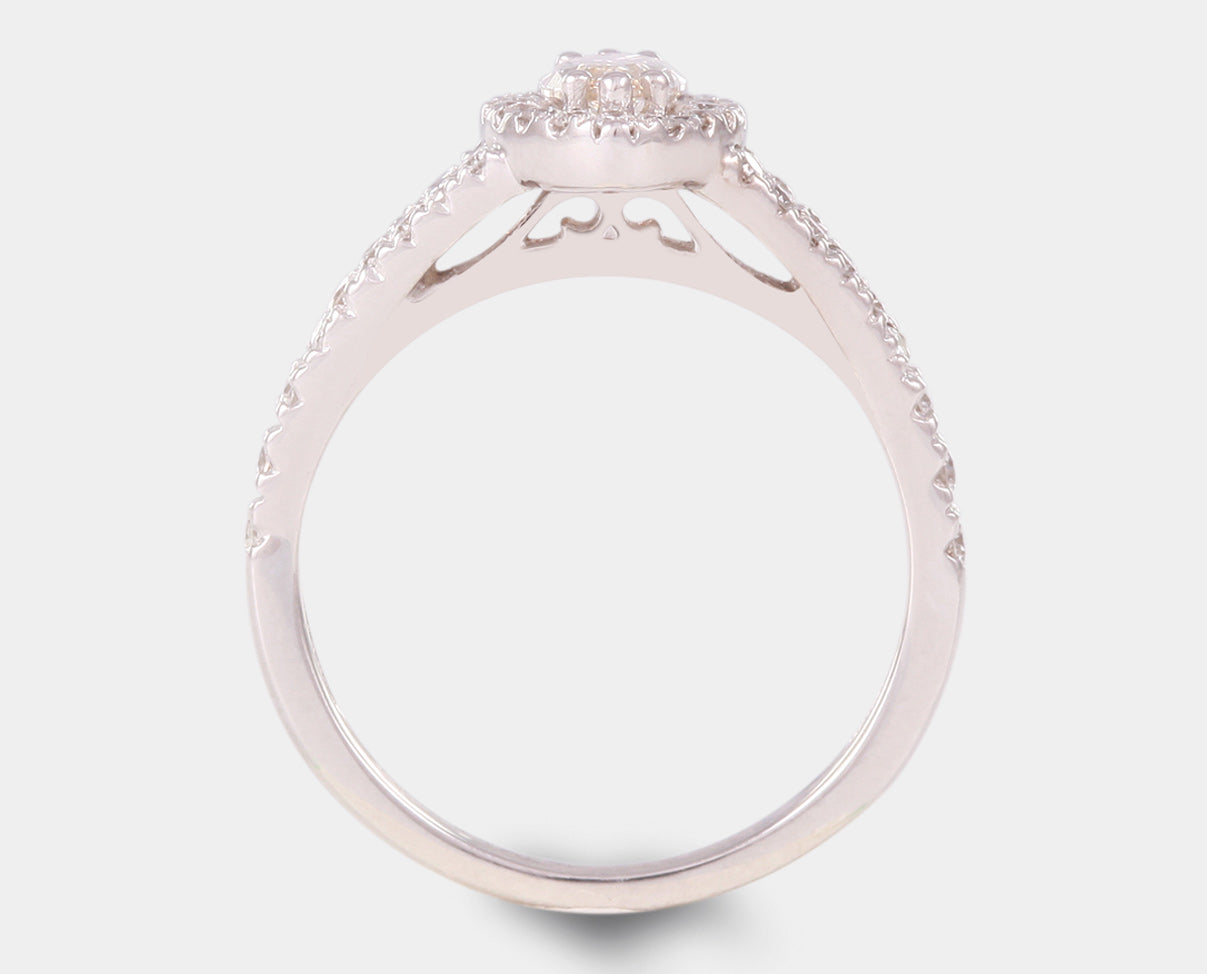 anillo de compromiso con diamante central corte marquise y diamantes laterales.