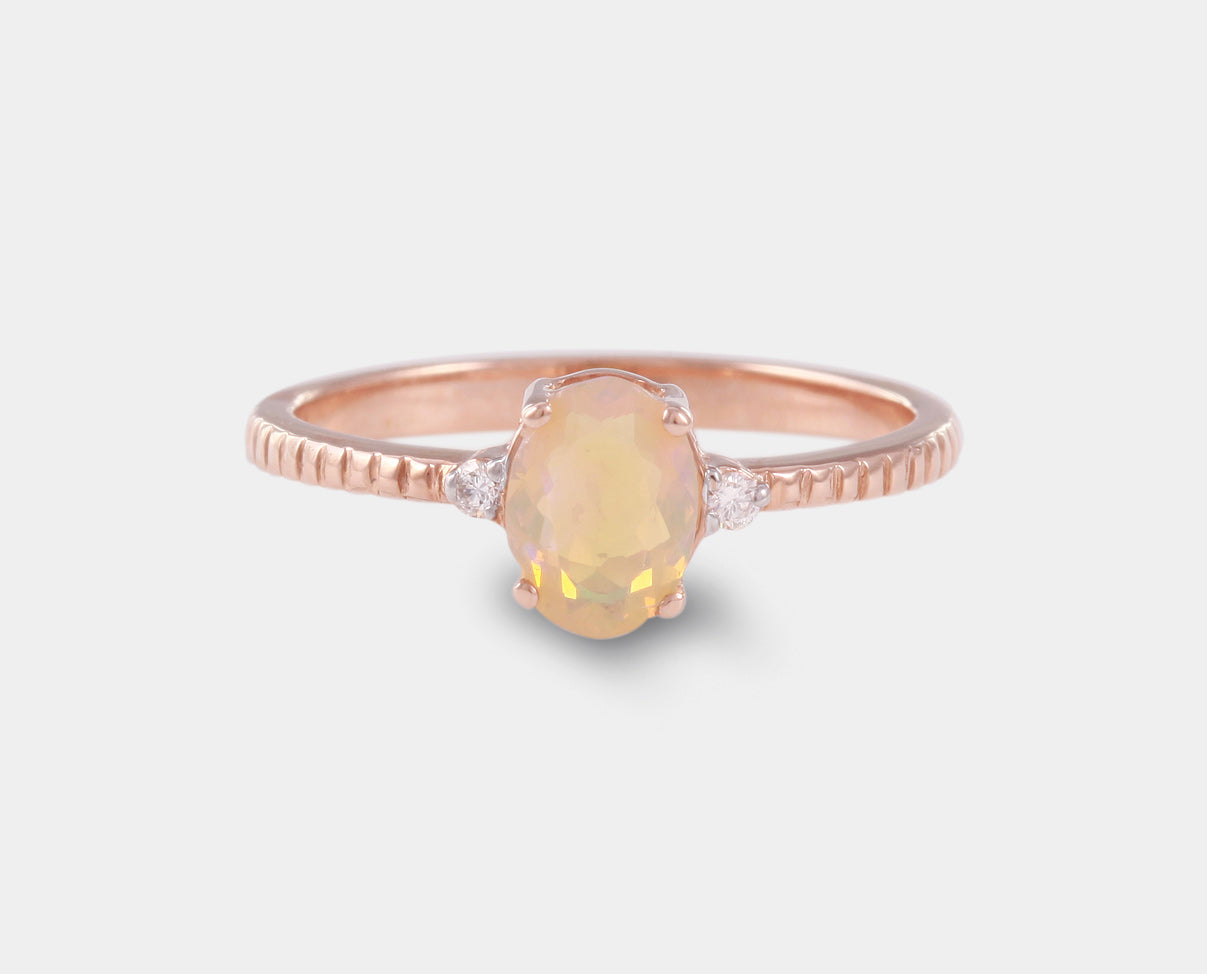 Anillo de compromiso con piedra natural opalo y diamantes oro rosa 14k.