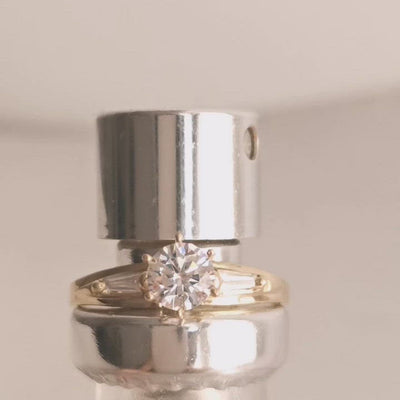 Anillo de compromiso oro amarillo con circonia central y laterales. Anillo de Promesa.